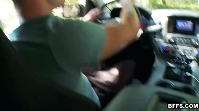 Три пьяные туристки ебутся в отеле с местным аборигеном до спермы