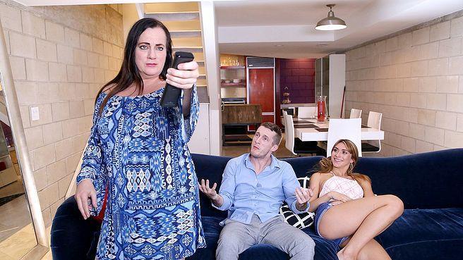 Парень трахает раком подругу своей девушки, пока та спит